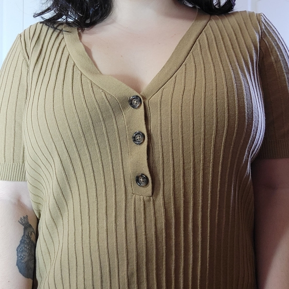Brown Ribbed Tee with Buttons - Picture 2 of 3